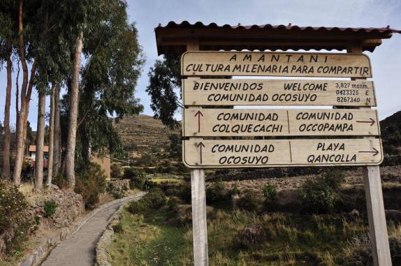 Placa informativa na ilha de Amantani, no lago Titicaca, no Peru